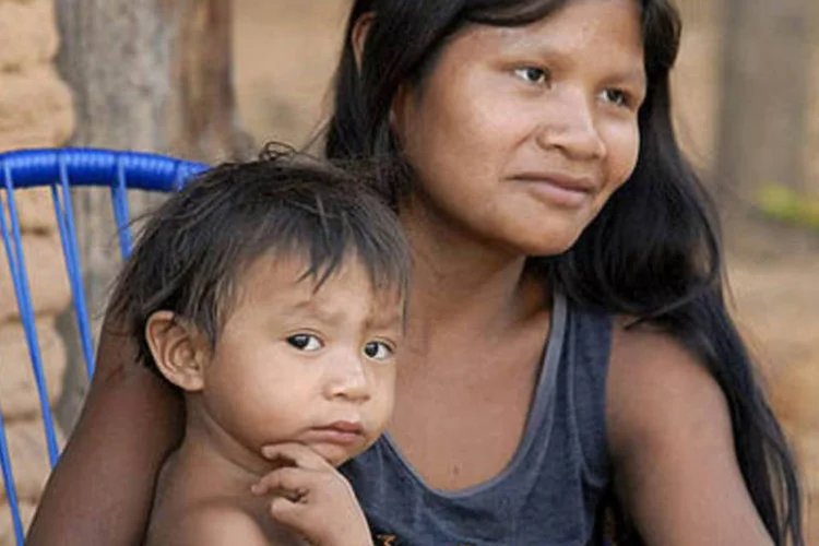 Índios da região usam o rio Xingu, onde será construída hidrelétrica, como meio de transporte