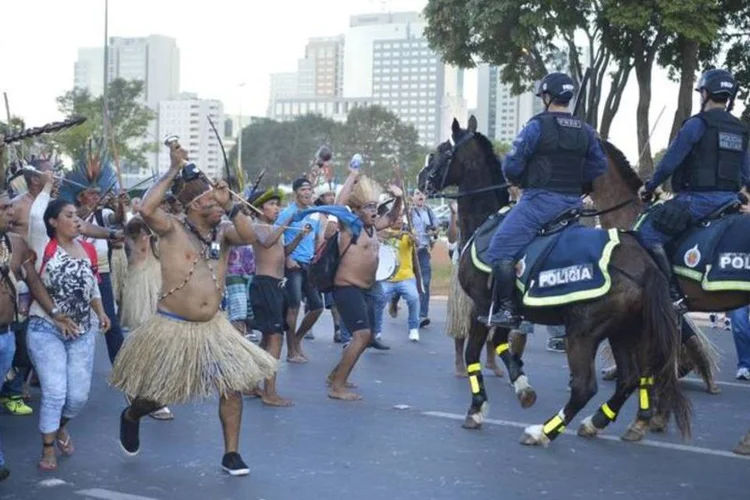 
	Ato em Bras&iacute;lia: manifestantes n&atilde;o chegaram ao estande, mas organiza&ccedil;&atilde;o decidiu suspender visita&ccedil;&atilde;o
 (Fabio Rodrigues Pozzebom/Agência Brasil)
