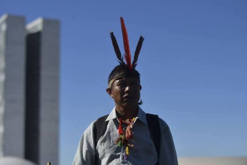 Índios voltam a protestar e bloqueiam Ministério da Justiça