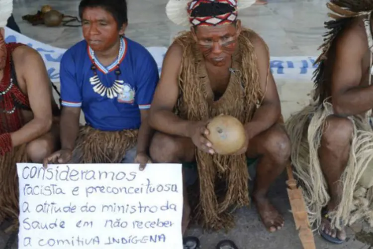 
	&Iacute;ndios do sul da Bahia protestam em Bras&iacute;lia: cacique Patax&oacute; Aru&atilde; destacou demora na reforma de postos de sa&uacute;de, dificuldade na realiza&ccedil;&atilde;o de exames e falta de rem&eacute;dios
 (Valter Campanato/Agência Brasil)