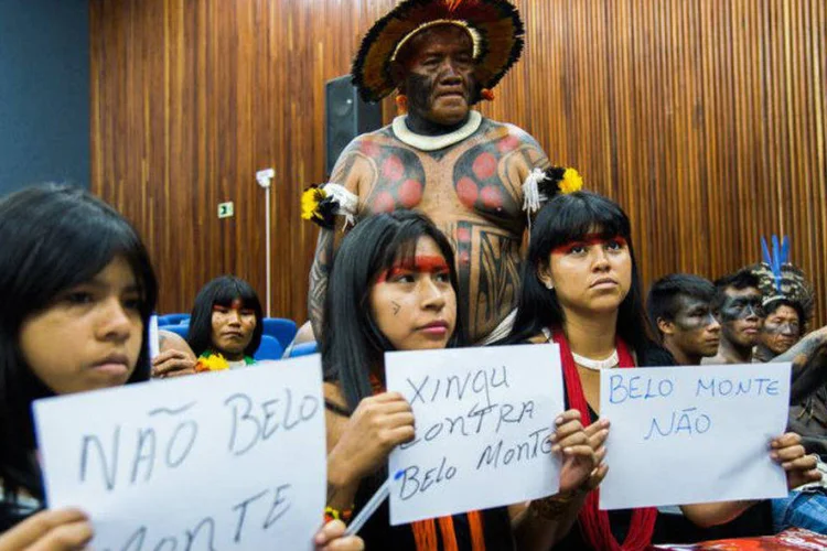 
	Protesto de &iacute;ndios interrompe entrevista da presidente do Ibama, Marilene Ramos
 (Marcello Casal Jr/Agência Brasil)
