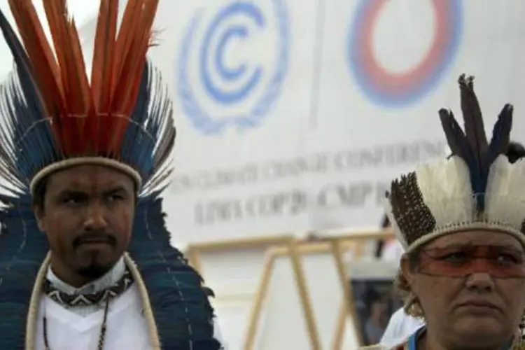 Membros da Associação dos Povos Indígenas do Brasil fazem ato pelo direito à demarcação de terras (Eitan Abramovich/AFP)