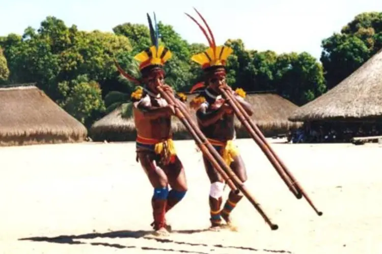 
	&Iacute;ndios na regi&atilde;o do Rio Xingu: guarani, l&iacute;ngua falada antes da chegada dos espanh&oacute;is na Am&eacute;rica, foi elevado &agrave; categoria de idioma oficial na Constitui&ccedil;&atilde;o de 1992
 (Noel Villas Bôas/Wikimedia Commons)