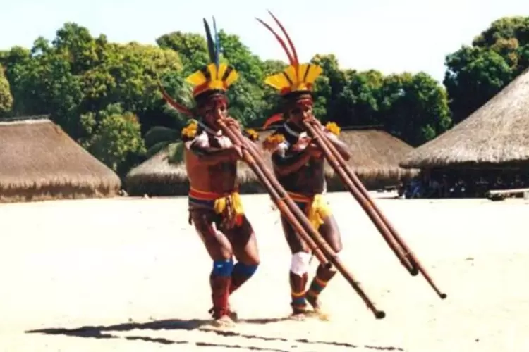 Indígenas de diversos países vão se reunir antes e durante a realização da Rio+20, em um espaço chamado de Kari-oca 2, que vai reproduzir uma aldeia brasileira (Noel Villas Bôas/Wikimedia Commons)