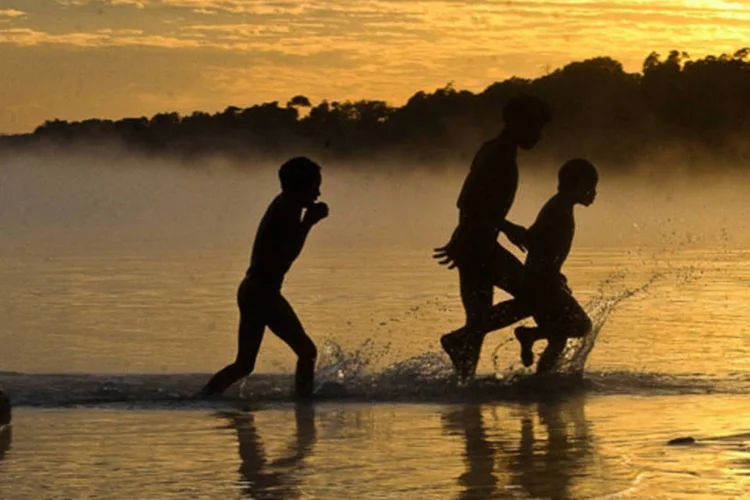 
	&Iacute;ndios ao p&ocirc;r-do-sol: quem n&atilde;o deixar a terra ind&iacute;gena, ter&aacute; os bens confiscados pela Justi&ccedil;a e poder&aacute; responder por crime de desobedi&ecirc;ncia
 (Marcello Casal Jr/ABr)