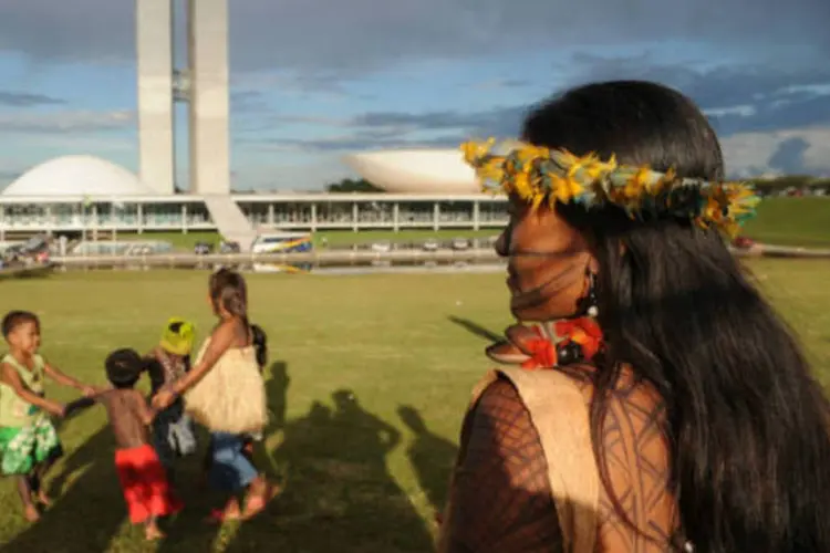 Durante a manifestação, os índios, que também são contra as novas regras de demarcação de terras indígenas, quiseram entregar uma carta à presidente Dilma, mas foram impedidos pela polícia (Agência Brasil)