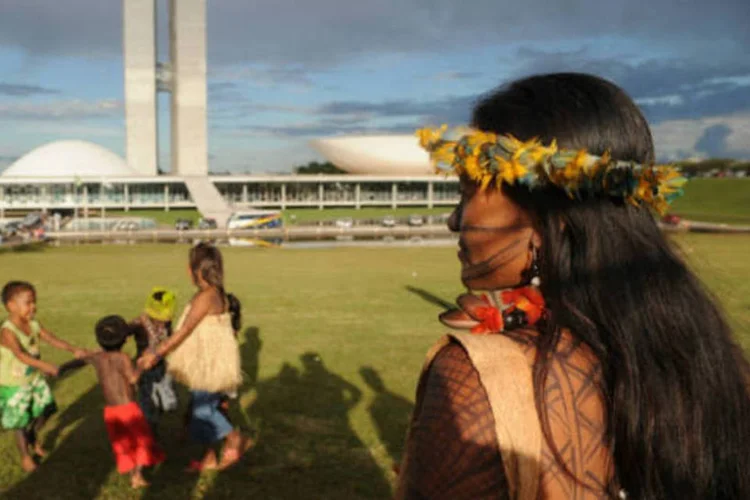 Durante a manifestação, os índios, que também são contra as novas regras de demarcação de terras indígenas, quiseram entregar uma carta à presidente Dilma, mas foram impedidos pela polícia (Agência Brasil)