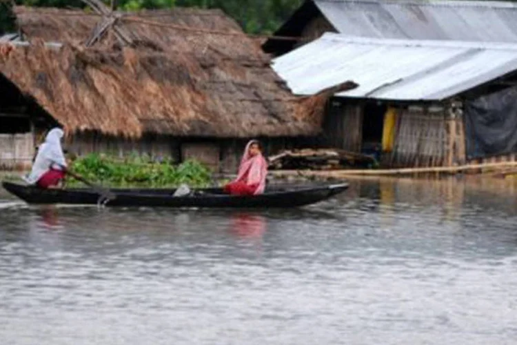 
	O povoado de Kaziranga, nordeste de Assam, sob as &aacute;guas: No final de junho e in&iacute;cio de julho, a regi&atilde;o de Assam j&aacute; foi cen&aacute;rio de outras graves inunda&ccedil;&otilde;es
 (Biju Boro/AFP)