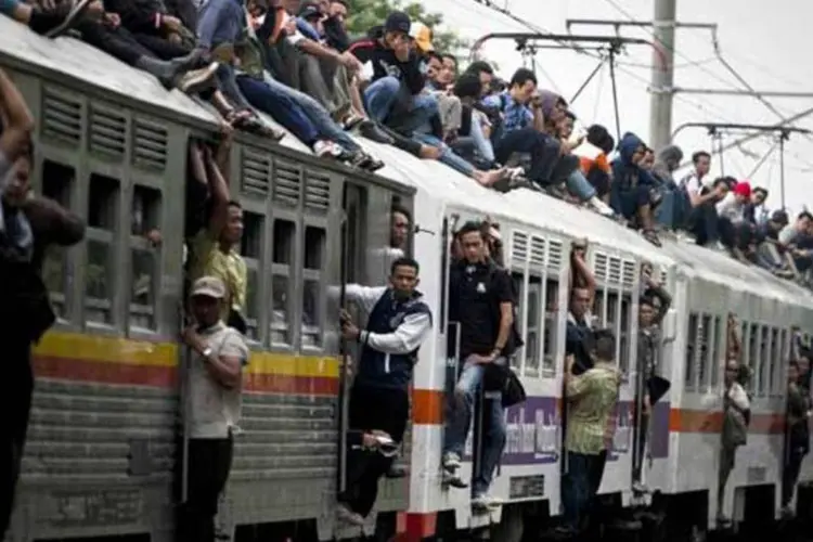 
	Bonde do progresso: trem lotado circulando na Indon&eacute;sia
 (Getty Images)