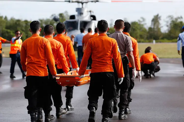 Equipe de busca e resgate da Indonésia carrega restos do voo AirAsia recuperados do mar (REUTERS/Darren Whiteside)