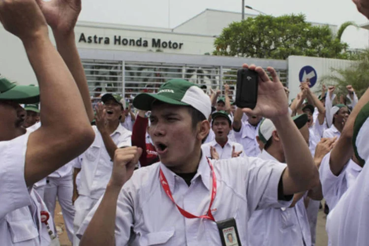 
	Trabalhadores protestam na Indon&eacute;sia: segundo os sindicatos, se as exig&ecirc;ncias n&atilde;o forem atendidas, os trabalhadores seguir&atilde;o em greve em outubro
 (Beawiharta/AFP)