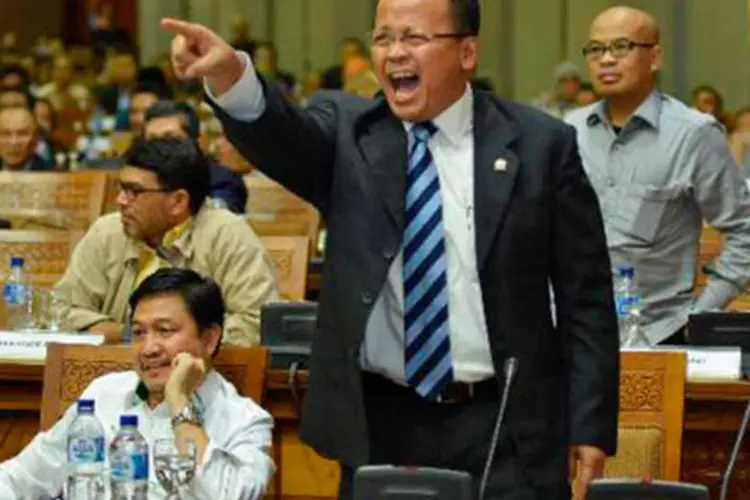 Deputado discute durante votação no Parlamento da Indonésia
 (Nurdriansyah/AFP)