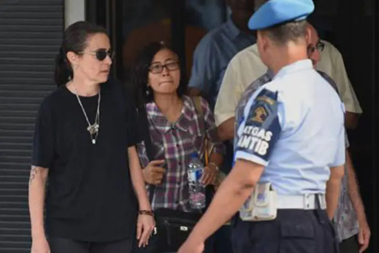 Angelita Muxfeldt (E), prima de Rodrigo Gularte, deixa o porto de Nusakambangan após a última visita ao réu brasileiro na prisão
 (ROMEO GACAD/AFP)