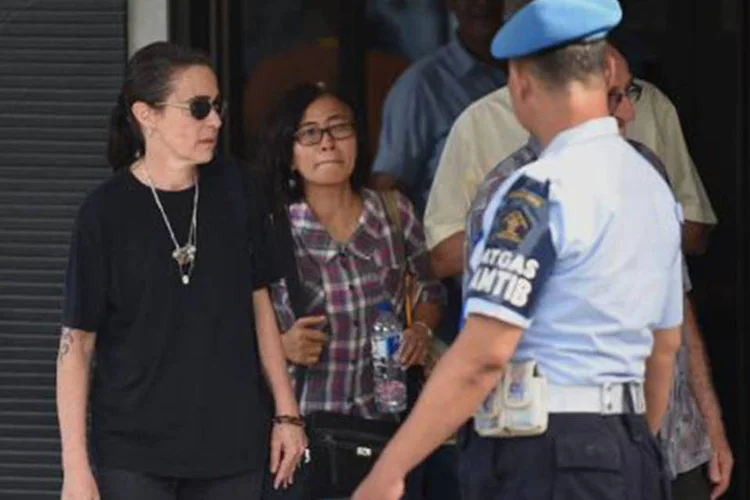 Angelita Muxfeldt (E), prima de Rodrigo Gularte, deixa o porto de Nusakambangan após a última visita ao réu brasileiro na prisão
 (ROMEO GACAD/AFP)