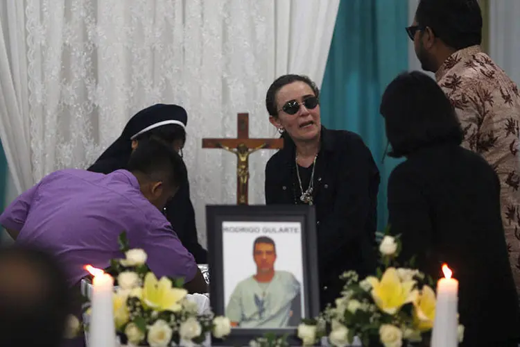 Angelita Muxfeldt, parente do brasileiro Rodrigo Gularte, conversa próximo ao caixão durante funeral em Jacarta, na Indonésia (REUTERS/Nyimas Laula)