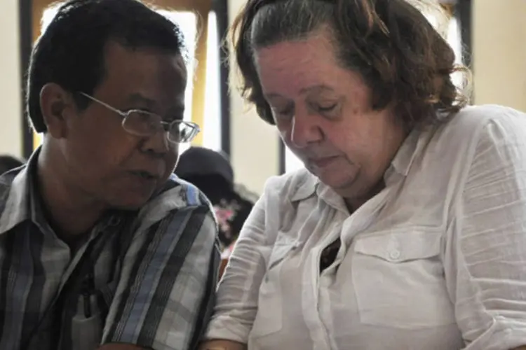 Lindsay Sandiford escuta seu tradutor durante julgamento em Denpasar, na ilha de Bali (Reuters)