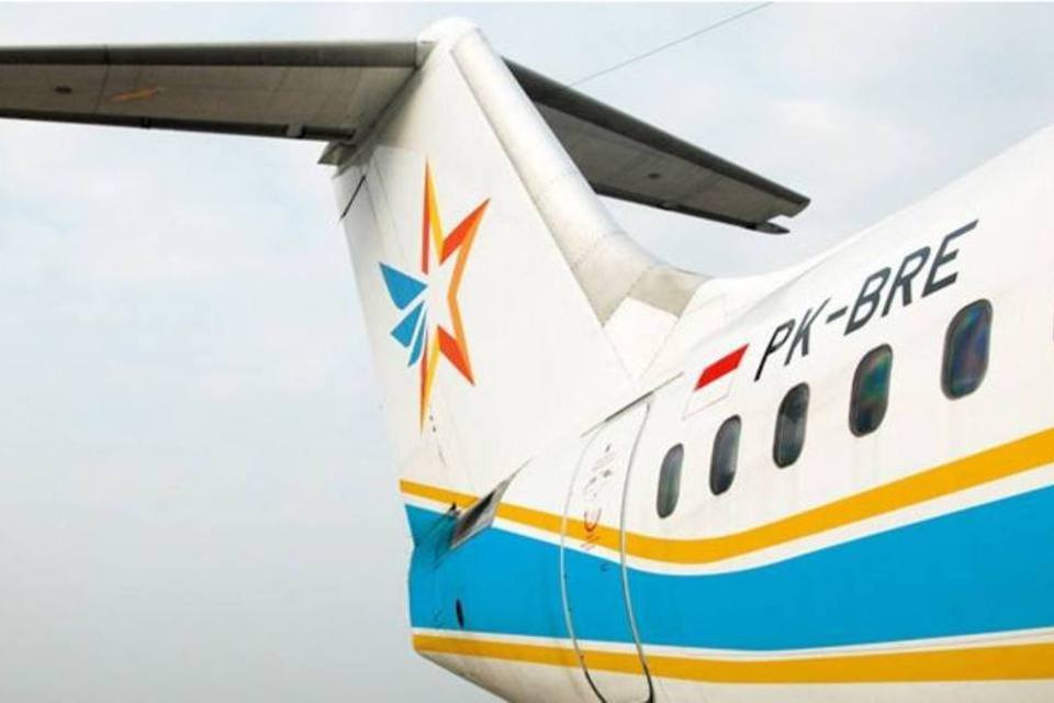 Avião com 13 pessoas a bordo perde contato na Indonésia