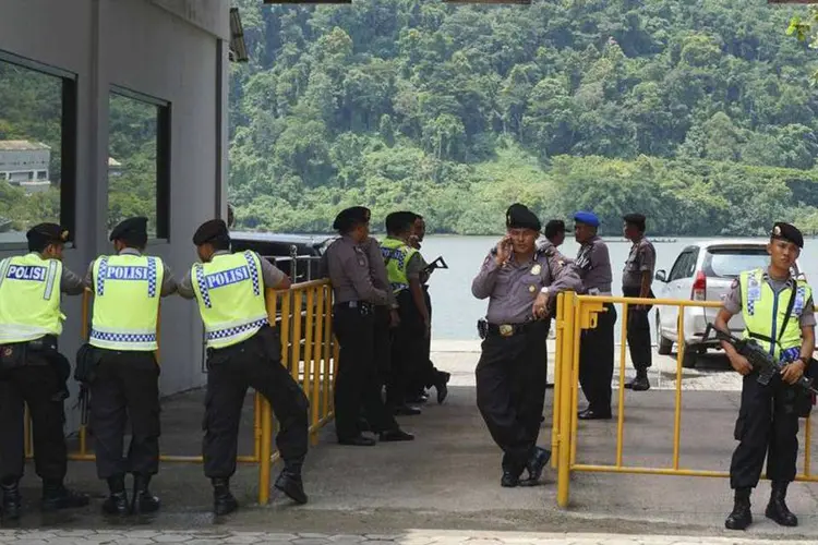 Policiais fazem escolta na ilha Nusa Kambangan, onde o brasileiro Marco Moreira foi executado no dia 17 de janeiro  (Reuters)