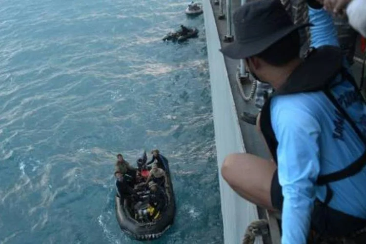 Mergulhadores indonésios são vistos durante operações para buscar destroços do avião da AirAsia, no mar de Java, no dia 9 de janeiro de 2015 (Afp.com / ADEK BERRY)