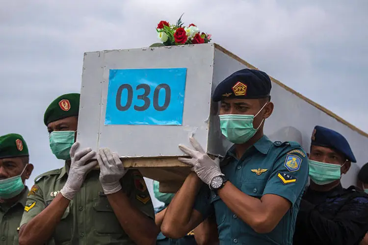 Soldados da Indonésia carregam corpos de vítimas de acidente de avião: foram recuperados os corpos de 30 vítimas do acidente (REUTERS/Athit Perawongmetha)
