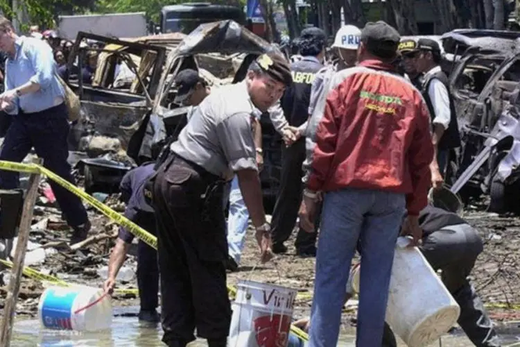 
	Pol&iacute;cia inspeciona destro&ccedil;os de carro-bomba em Bali: uma unidade da pol&iacute;cia antiterror matou sete suspeitos e prendeu outros quatro&nbsp;
 (Choo Youn-Kong/AFP)