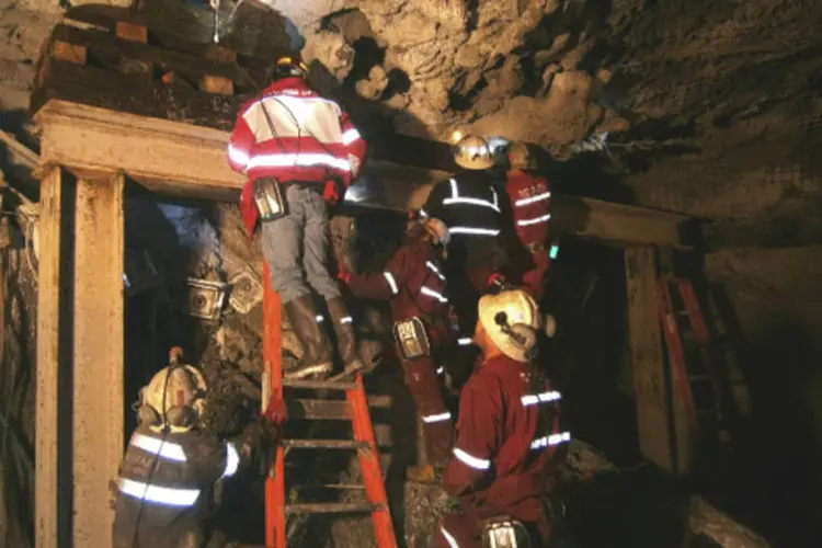 Equipe de resgate tenta encontrar sobreviventes após desabamento de uma mina de cobre da companhia americana Freeport na Indonésia (PT Freeport Indonésia / Divulgação via Reuters)