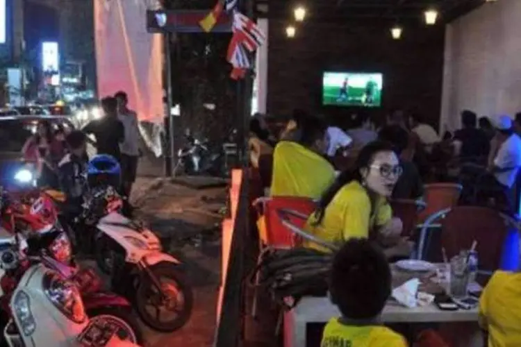 Bar da Indonésia transmite jogo da Copa do Mundo (AFP)