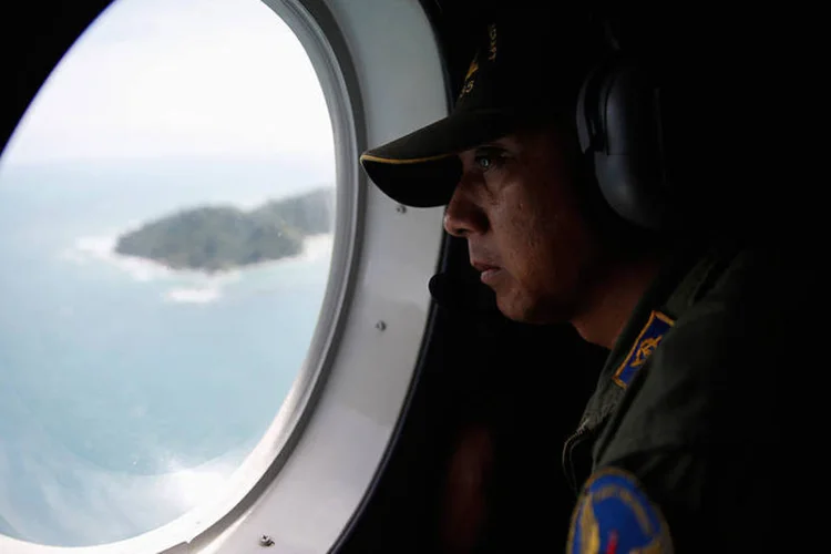 Busca por avião desaparecido da AirAsia (REUTERS/Darren Whiteside)
