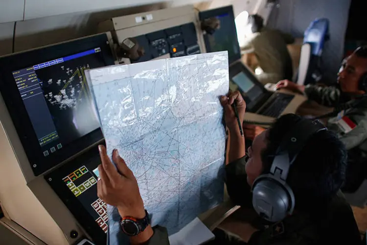 Busca por avião desaparecido da AirAsia: outros seis países estão cooperando com as operações (REUTERS/Darren Whiteside)