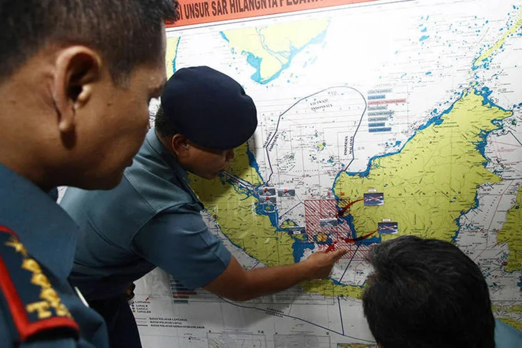 Soldados trabalham em mapa da Indonésia em busca por avião da AirAsia (REUTERS/Joko Sulistyo/Antara Foto)