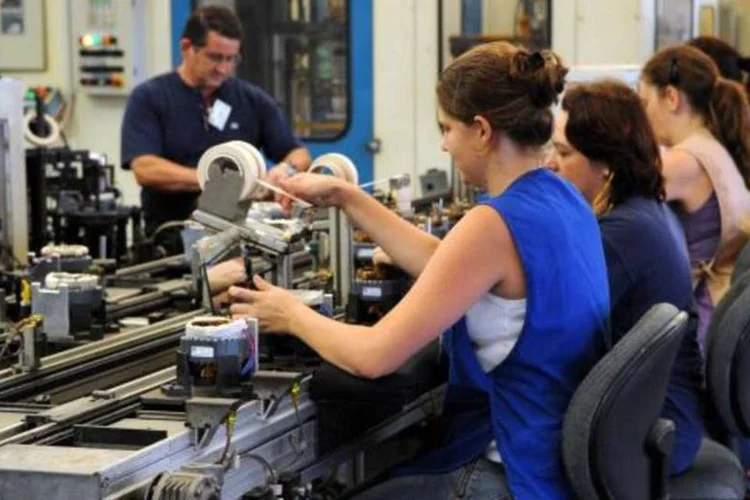 
	Ind&uacute;stria: o rendimento m&eacute;dio real dos empregados da ind&uacute;stria, que caiu 0,8% no dado na margem, 0,6% no dado anual e 0,2% no primeiro trimestre, dever&aacute; apresentar resultados negativos nos pr&oacute;ximos meses
 (Arquivo/Agência Brasil)