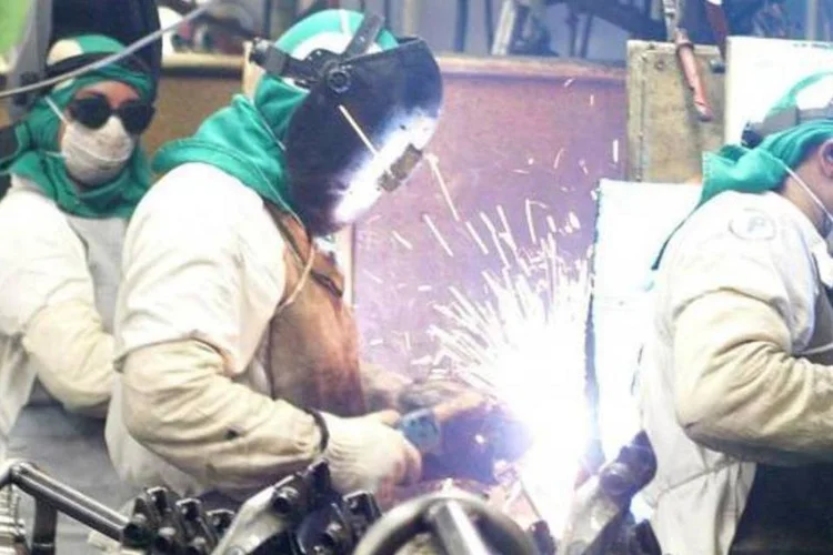 
	Ind&uacute;stria: sistema tribut&aacute;rio, as rela&ccedil;&otilde;es de trabalho, infraestrutura e qualidade na educa&ccedil;&atilde;o est&atilde;o entre os pontos que devem ter acompanhamento sistem&aacute;tico
 (Arquivo/Agência Brasil)