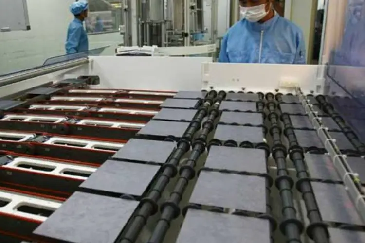 Trabalhador em fábrica na China: país voltou a registrar crescimento na indústria (Feng Li/Getty Images)
