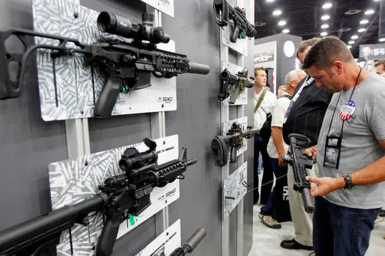 
	Armas: a proposta, feita pelos Democratas, deseja que pessoas em listas de vigil&acirc;ncia ou com proibi&ccedil;&atilde;o de embarque em voos sejam proibidas de comprar armas de fogo
 (John Sommers II / Reuters)