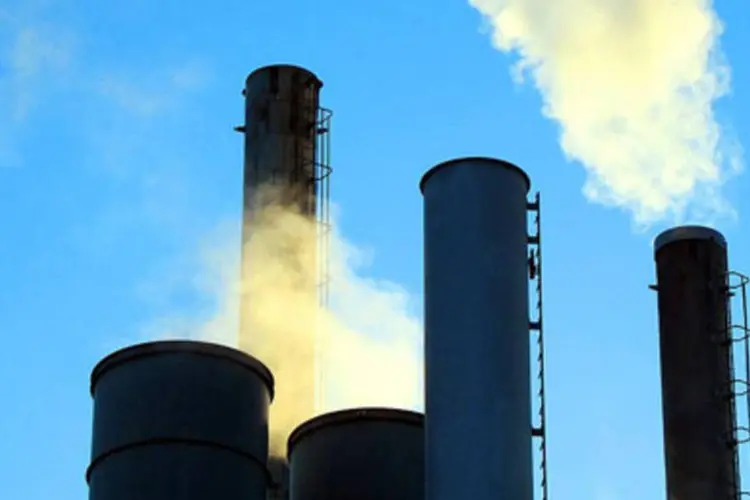 Gases lançados pela indústria: redução das emissões ajudou a preservar a camada de ozônio  (.)