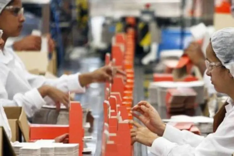 
	Trabalhadores empacotam produtos em caixas na f&aacute;brica da Natura em Cajamar, S&atilde;o Paulo
 (Paulo Whitaker/Reuters)