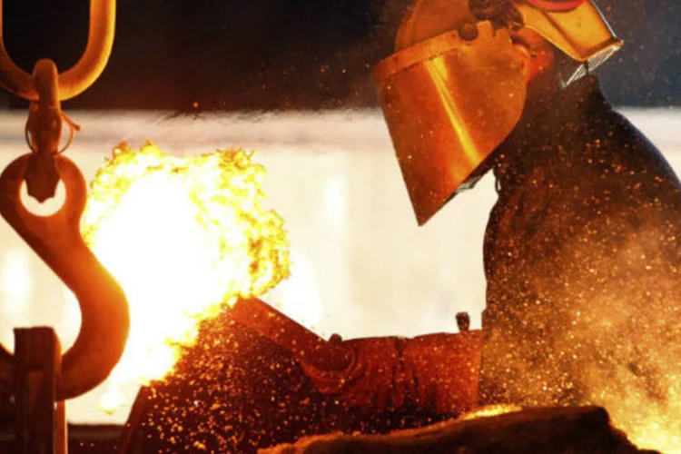 
	Ind&uacute;stria: PMI final do Markit caiu para a m&iacute;nima de seis meses de 52,2 em maio ante 53,4 em abril
 (Bloomberg)