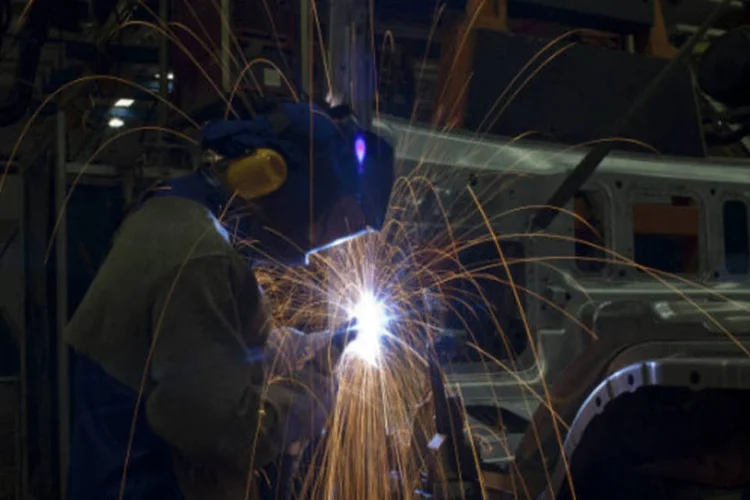 
	Trabalhador da ind&uacute;stria: na rela&ccedil;&atilde;o anual, o n&uacute;mero de demiss&otilde;es &eacute; o pior dos &uacute;ltimos oito anos
 (Dado Galdieri/Bloomberg)