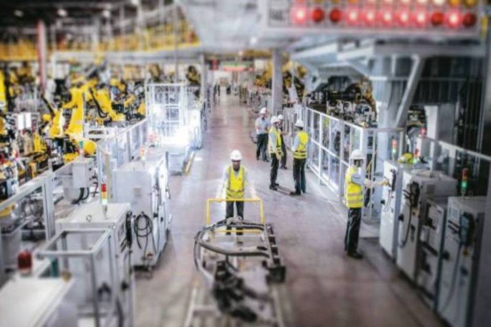 Produção industrial cai em 9 locais pesquisados em 2012