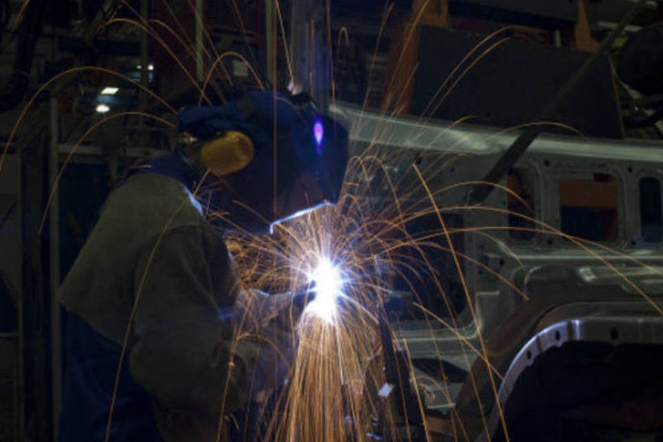 Número de ocupados na indústria caiu 3,3% em junho, diz IBGE