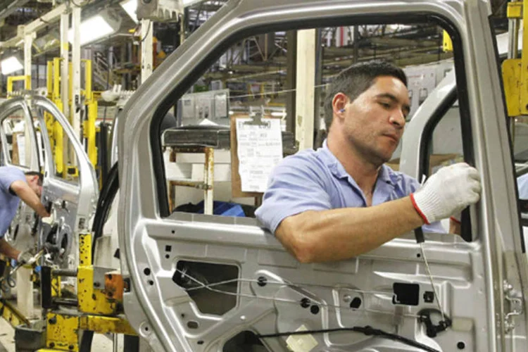 
	Funcion&aacute;rios trabalham em linha de montagem da Renault: a montadora possui 43,4 por cento dos ativos da Nissan
 (Rodolfo Buhrer/Reuters)