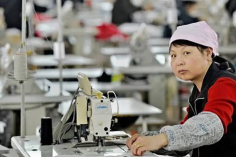 Trabalhadora em indústria chinesa: manufatura está recuperando parte de seu vigor (.)