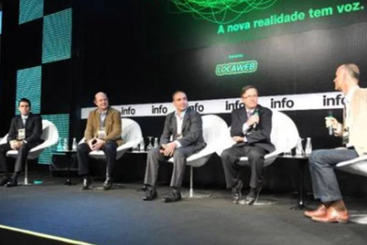 Rafael Cintra, da Samsung; César Padilha Filho, da NET; Lúcio Pereira, da Sony; e José Dias, da Rede Globo, falam sobre o 3D com o jornalista Maurício Grego, redator-chefe da revista Info (.)
