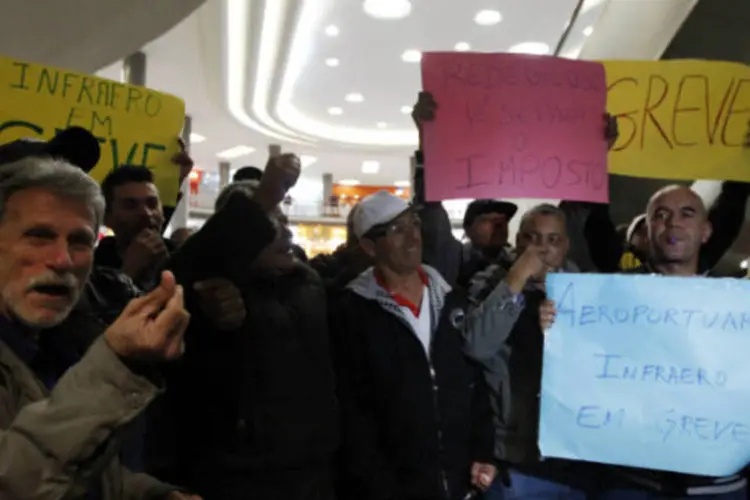 
	Funcion&aacute;rios em greve da Infraero protestam no aeroporto de Congonhas, em S&atilde;o Paulo
 (REUTERS/Paulo Whitaker)