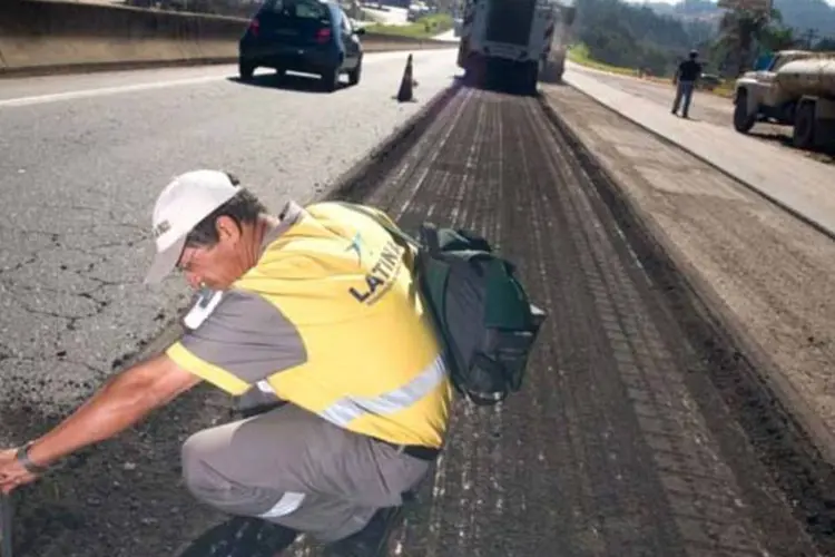 
	Funcion&aacute;rio trabalha em obra de infraestrutura: FMI sugere que Brasil&nbsp;melhore gradualmente sua situa&ccedil;&atilde;o fiscal e diz que Pa&iacute;s&nbsp;tem espa&ccedil;o limitado para flexibilizar a pol&iacute;tica monet&aacute;ria
 (Arquivo/Exame/EXAME.com)