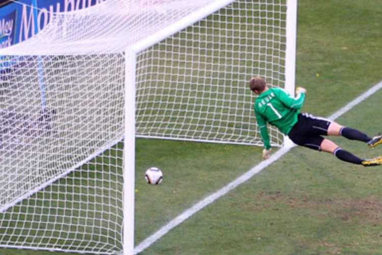 Copa do Mundo de 2010: arbitragem não validou um gol da Inglaterra contra a Alemanha, embora a bola tivesse passado mais de 30 centímetros da linha do gol (Cameron Spencer /Getty Images)
