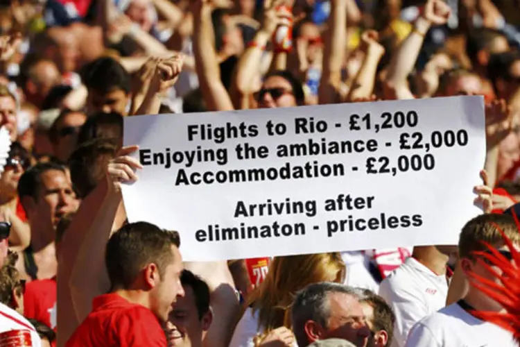 Cartaz de torcedor inglês sobre eliminação da Inglaterra (Damir Sagolj / Reuters)