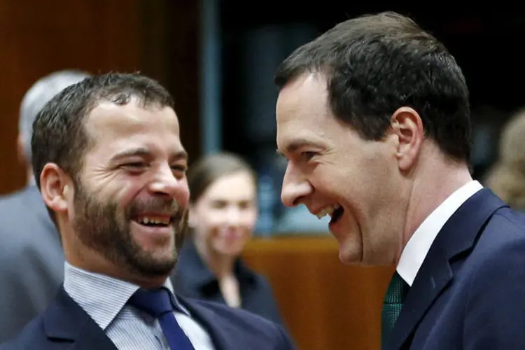 
	Ministro das Finan&ccedil;as da Gr&atilde;-Bretanha, George Osborne (D) ri ao lado do ministro da Economia da Dinamarca, Morten Ostergaard
 (REUTERS/Francois Lenoir)