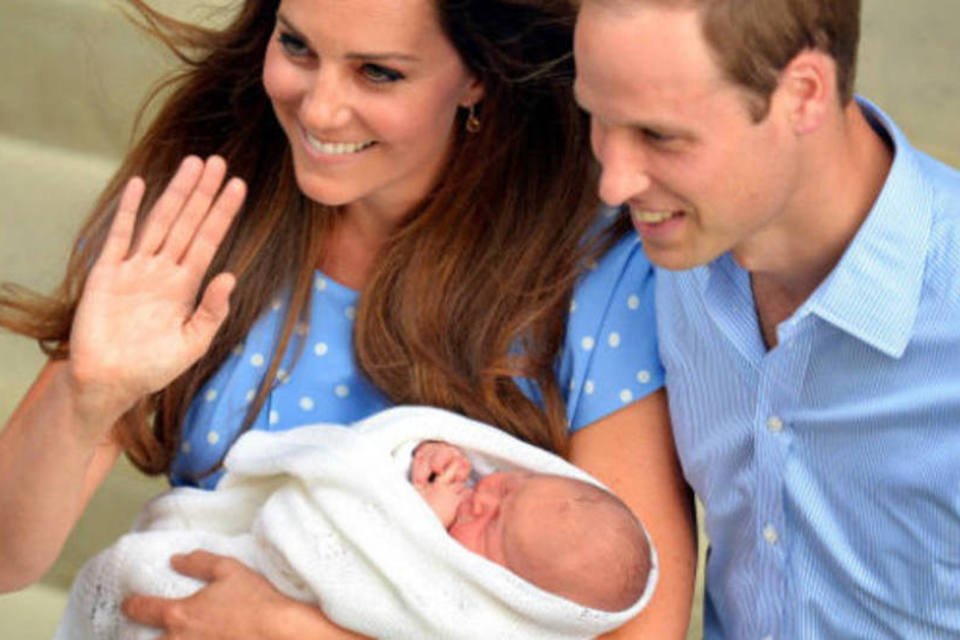 
	O Pr&iacute;ncipe William e Kate, a duquesa de Cambridge, apresentam ao mundo o rec&eacute;m-nascido George, em Londres, Inglaterra, em 23 de julho de 2013
 (John Stillwell/WPA-Pool/Getty Images)