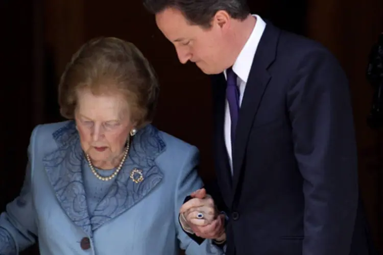 Primeiro-ministro britânico David Cameron e Margaret Thatcher após reunião em Londres, em junho de 2010 (Oli Scarff/Getty Images)